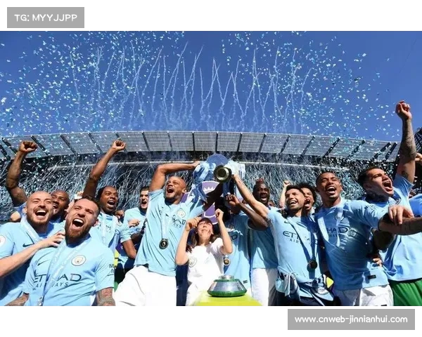 英超奖杯巡展至小学校园，孩子们触摸梦想的瞬间